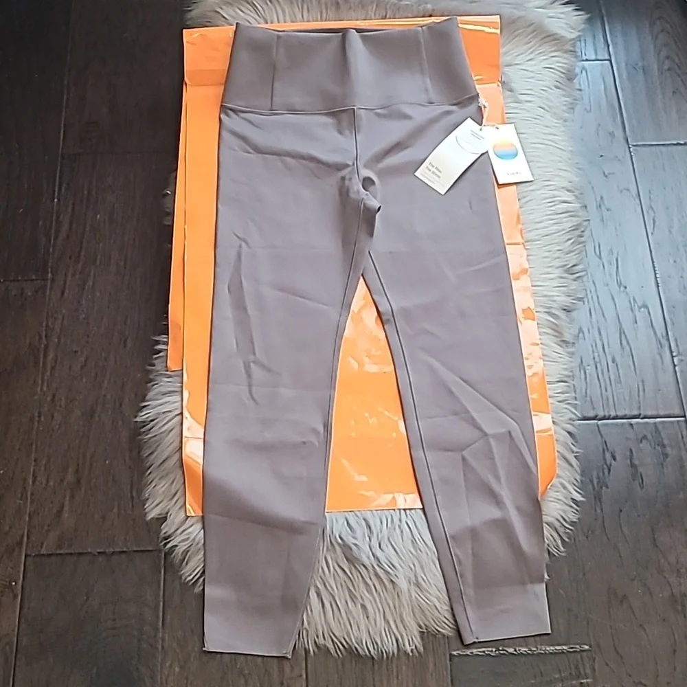 Nwt! Vuori evolve legging in smoke - Picture 3 of 7